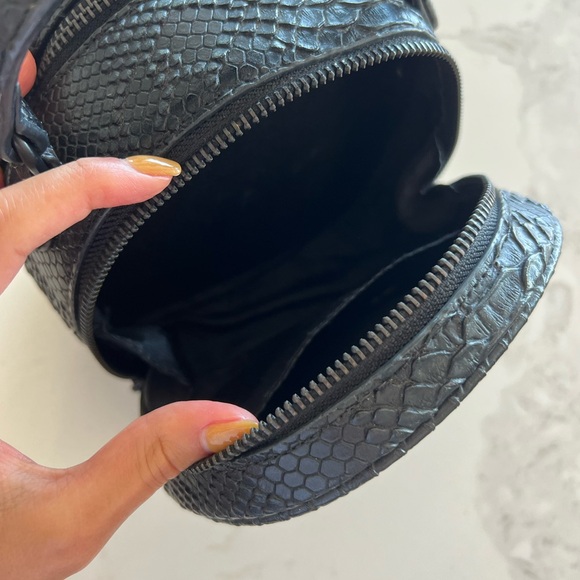 Faux snake structured handbag - Picture 4 of 5